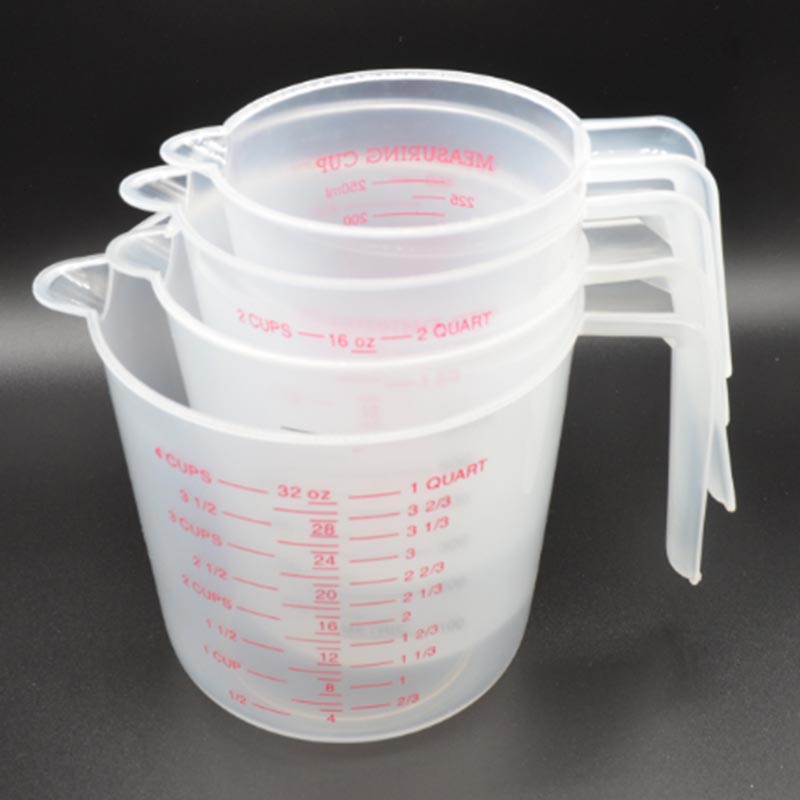 Plastic meetbekers set gieten