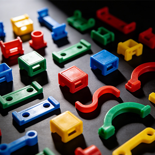 Vormen van kleine kunststofonderdelen